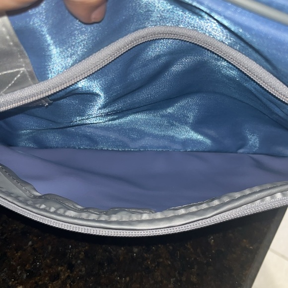 CURVES BLUE VINYL DUFFLE GYM TRAVEL BAG YOGA WORKOUT BAG/expandable - Picture 5 of 9